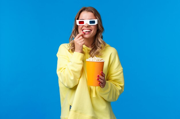 Conceito de lazer, diversão e juventude feliz entretida sorrindo