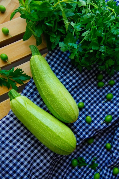 Conceito de legumes e frutas de temporada. refeição fresca e crua.