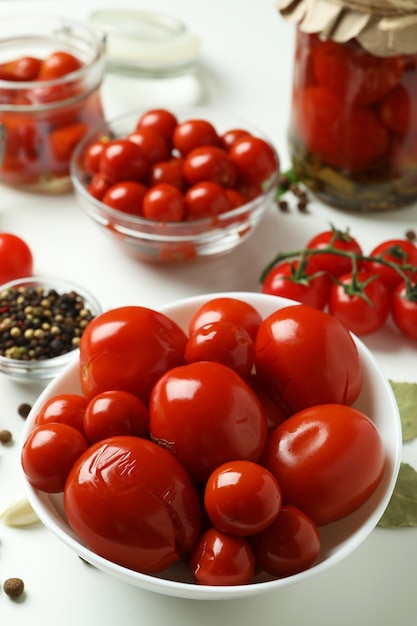 Conceito de legumes em conserva com tomate na mesa branca