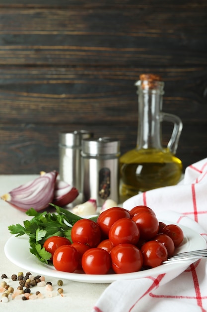 Conceito de legumes em conserva com tomate na mesa texturizada branca