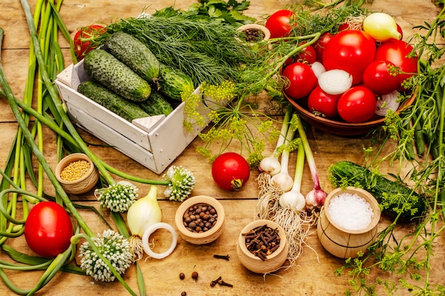 Foto conceito de legumes em conserva. processo de cozimento, especiarias, ervas aromáticas frescas