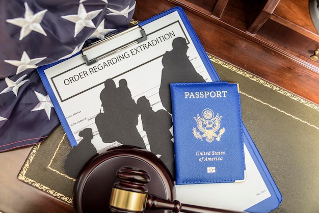 Conceito de lei de imigração Gavel passaporte e silhueta de imigrantes na mesa de madeira