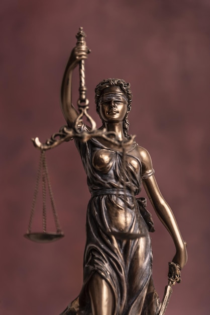 Conceito de lei e julgamento Figura de Lady Justice em cartório fechado