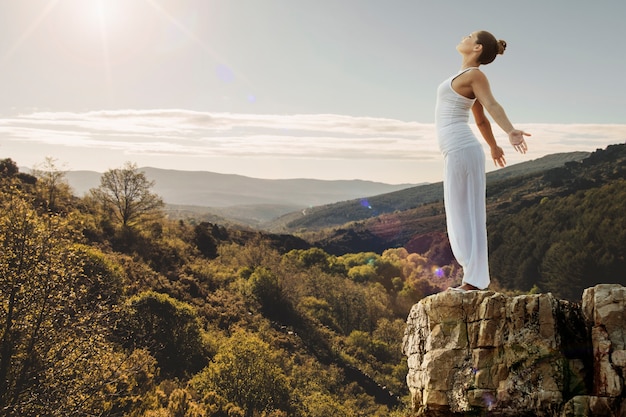 Foto conceito de liberdade com mulher na natureza