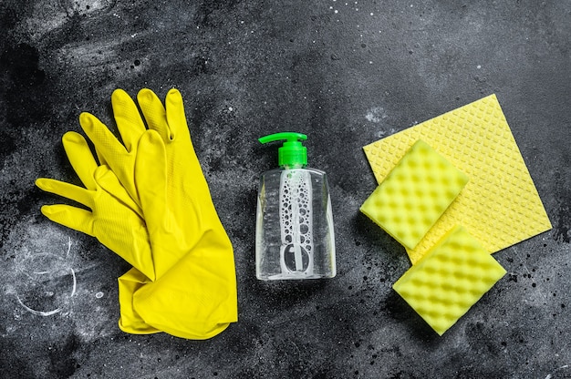 Conceito de limpeza amarelo da cozinha, limpeza da casa, higiene, primavera, tarefas domésticas, material de limpeza