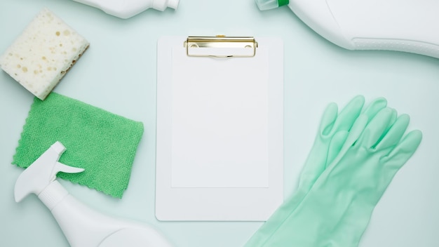 Conceito de limpeza e higiene Produtos de limpeza Ferramentas garrafas luvas esponjas mock up clipboard