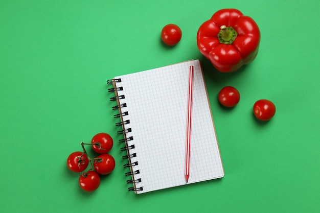 Conceito de livro de receitas em branco sobre fundo verde