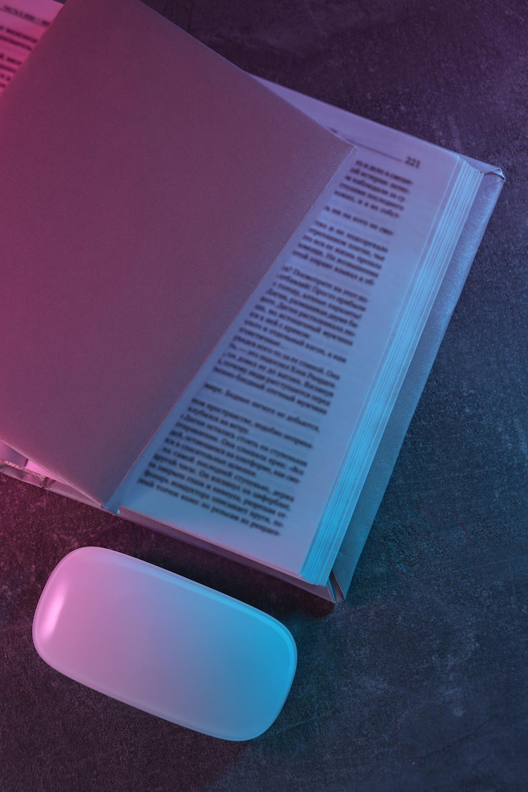 Foto conceito de livros vs busca antiga de tecnologia por informações vs busca moderna por informações