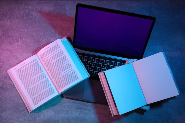 Foto conceito de livros vs busca antiga de tecnologia por informações vs busca moderna por informações