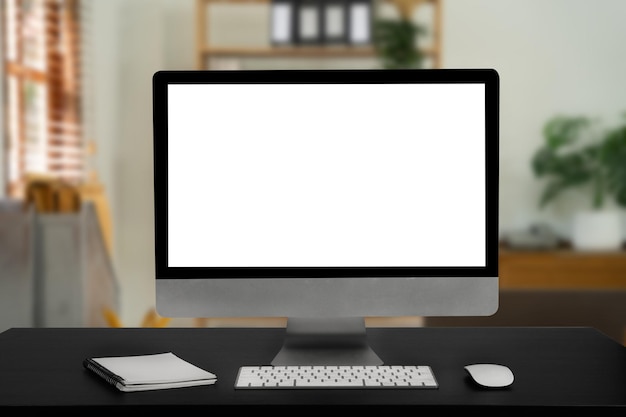 Conceito de local de trabalho Mock up Área de trabalho de computador de tela em branco com teclado ou fundo de coworking