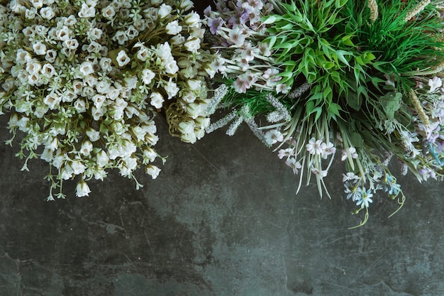 Conceito de loja de flores. fechar lindo buquê fresco de flores mistas no chão preto.