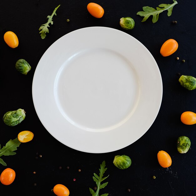 Conceito de louça de restaurante de placa de espaço negativo. prato branco vazio. fotografia publicitária