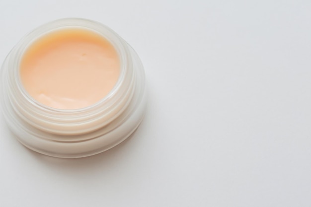 conceito de marca cosmética garrafa de creme produto de embalagem cosmética bonita e espaço em branco