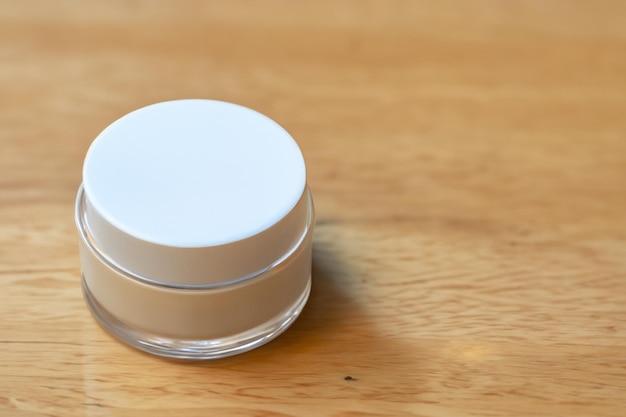 conceito de marca cosmética garrafa de creme produto de embalagem cosmética bonita e espaço em branco