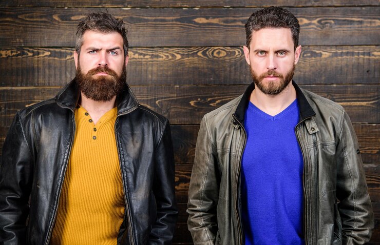 Foto conceito de masculinidade atributos de masculinidade brutalidade confiança e masculinidade interligação verdadeiro temperamento de homem homens brutal barbudo hipster exalam masculinidade concorrentes confiantes olhar estrito