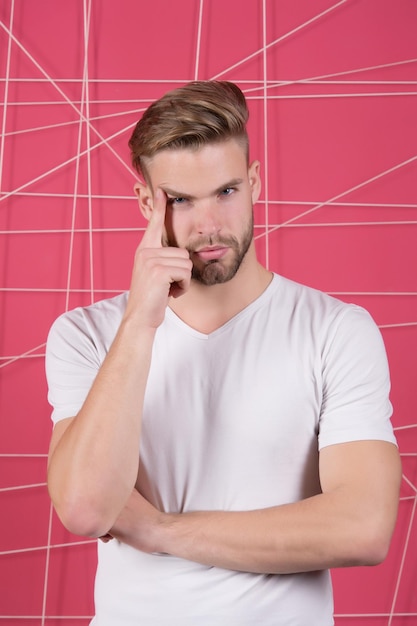 Conceito de masculinidade Homem com cerdas no rosto pensativo fundo rosa Homem com barba ou cara não barbeado parece bonito e bem preparado Cara barbudo e atraente com penteado