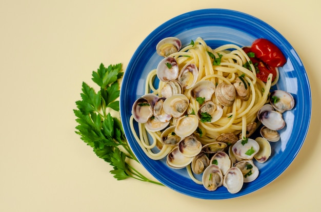 Conceito de massa de marisco italiano tradicional. espaguete com amêijoas ou prateleira, tomate e salsa