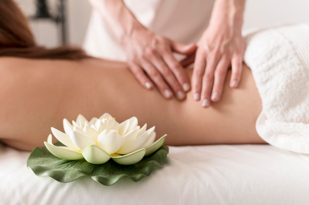 Foto conceito de massagem close-up com flor de lótus
