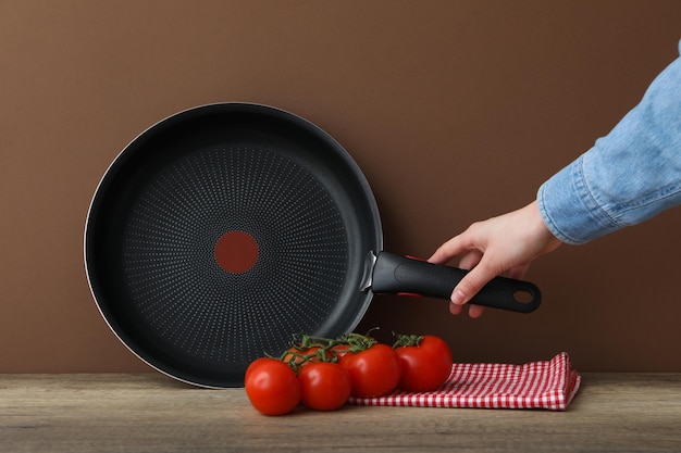 Conceito de material de cozinha e prato de cozinha