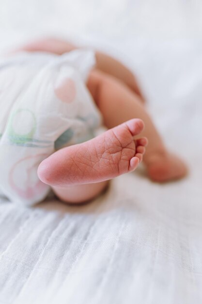 Conceito de maternidade e infância de inocência de pés recém-nascidos