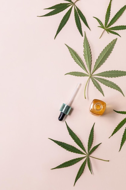 Conceito de medicina alternativa de ervas cosméticas naturais, soro facial de cannabis ou conceito de gotejador de óleo