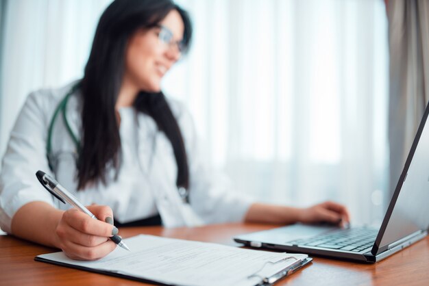 Conceito de médico de família, especialista trabalha em laptop