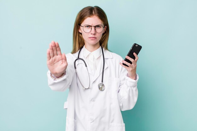 Conceito de médico de mulher bonita adulta jovem