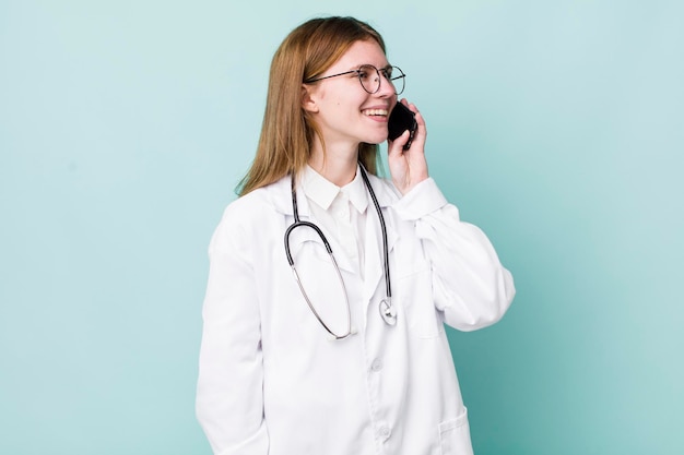Conceito de médico de mulher bonita adulta jovem
