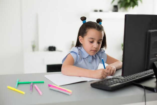 Conceito de menina usando computador, aprendizado online à distância