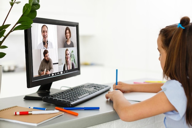 Conceito de menina usando computador, aprendizado online à distância