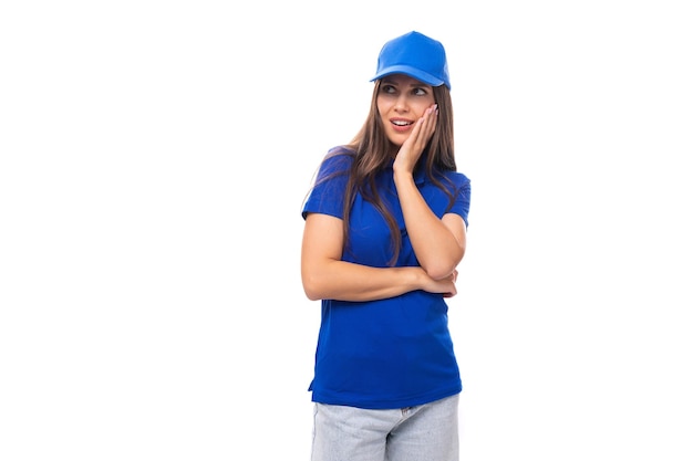 Conceito de mercadoria jovem sorridente em camiseta de algodão azul e boné com espaço para impressão