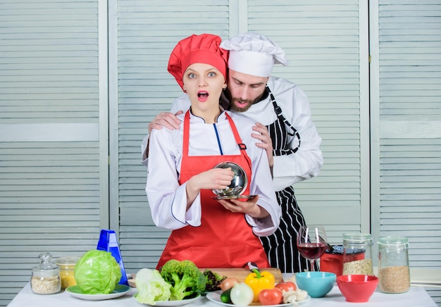 Conceito de mercearia verde uniforme de cozinheiro vegetariano casal feliz apaixonado por comida saudável Dieta e cozinha culinária de vitaminas Família cozinhando na cozinha homem e mulher chef no restaurante