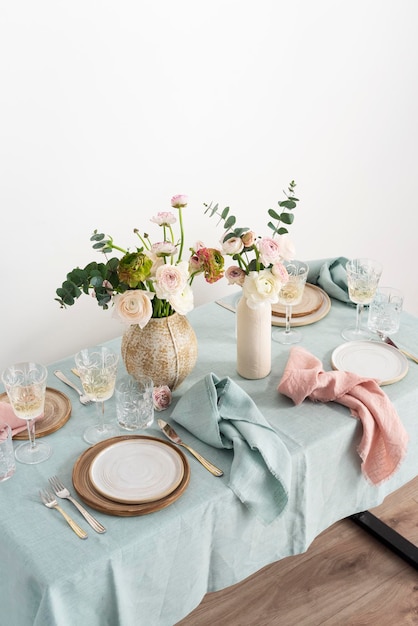 Conceito de mesa de Páscoa romanítica com flores e imagem de foco seletivo de toalha de mesa verde claro