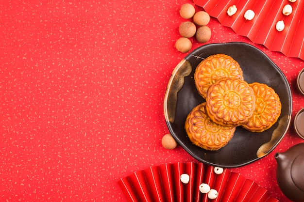 Conceito de mid-autumn festival, mooncakes tradicionais na mesa com uma xícara de chá.