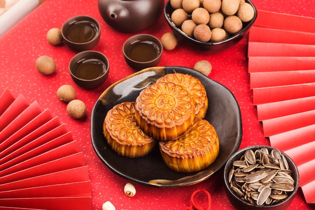 Conceito de Mid-Autumn Festival, mooncakes tradicionais na mesa com uma xícara de chá.