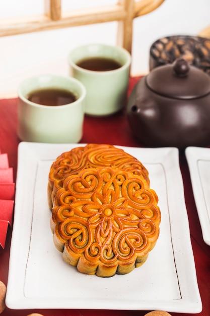 Foto conceito de mid-autumn festival, mooncakes tradicionais na mesa com uma xícara de chá.