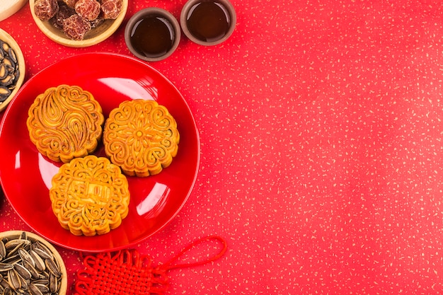 Conceito de Mid-Autumn Festival, mooncakes tradicionais na mesa com uma xícara de chá.