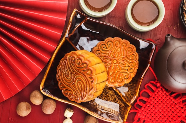 Conceito de MidAutumn Festival Tradicional mooncakes na mesa com uma xícara de chá