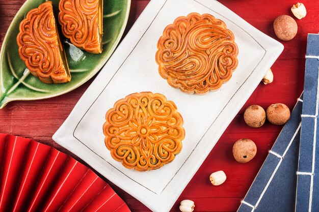 Foto conceito de midautumn festival tradicional mooncakes na mesa com uma xícara de chá