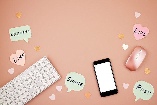 Conceito de mídia social flatlay com teclado, telefone, mouse