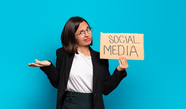 Foto conceito de mídia social jovem bonita empresária