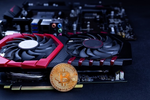 Conceito de mineração de criptomoeda com moedas bitcoin douradas ao lado de um fundo preto de placa de vídeo com desempenho de computador