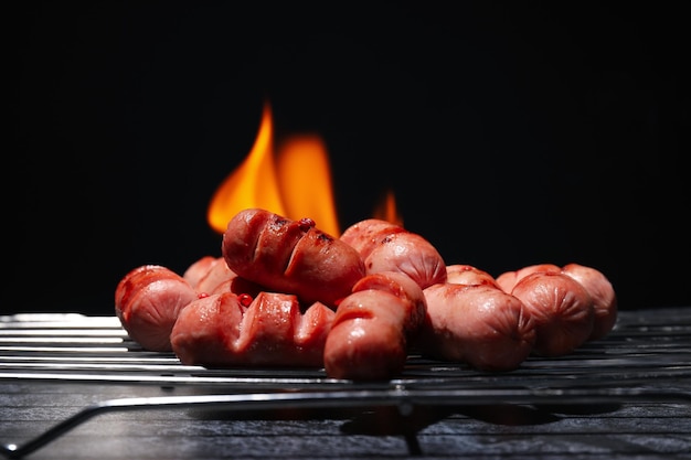 Conceito de mini salsicha grelhada de comida saborosa