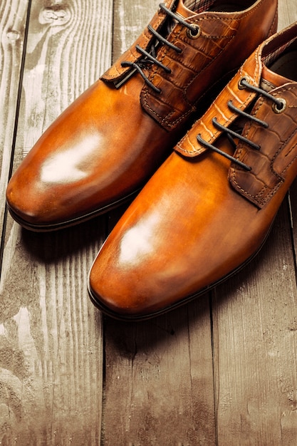 Conceito de moda com sapatos masculinos na mesa de madeira