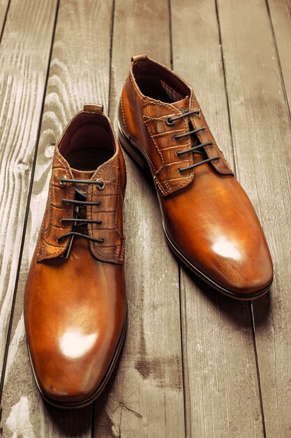 Conceito de moda com sapatos masculinos na superfície de madeira