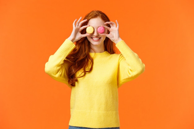 Conceito de moda, comida e consumidor. Mulher ruiva boba alegre brincando