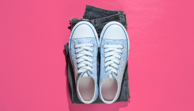 Conceito de moda do minimalismo. Tênis da moda e jeans rosa
