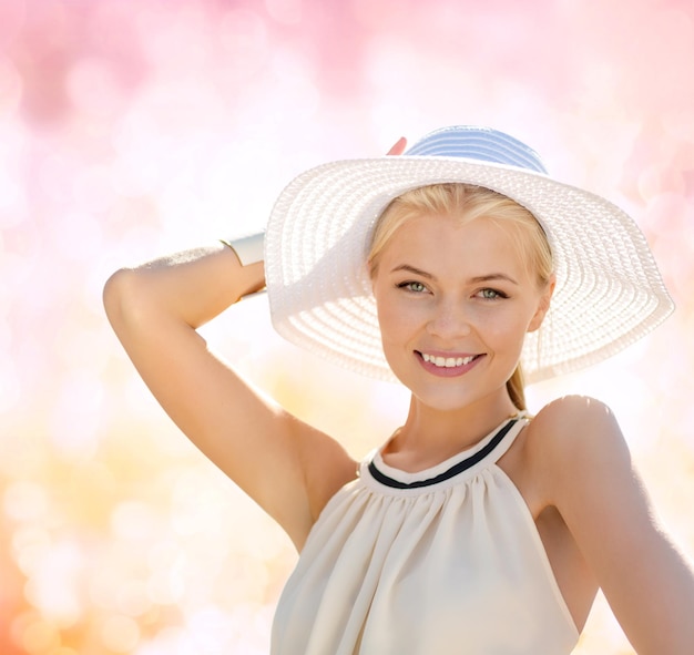 conceito de moda, felicidade e estilo de vida - linda mulher de chapéu aproveitando o verão ao ar livre