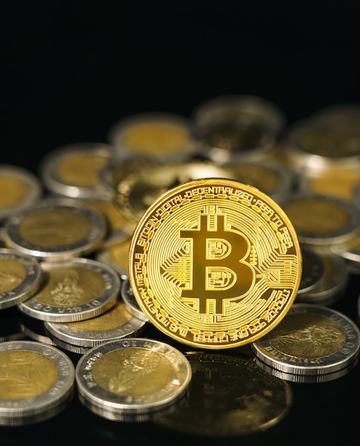 Conceito de moeda de moeda digital bitcoin criptomoeda Bitcoin, moedas de ouro com bitcoin e cions em um fundo preto