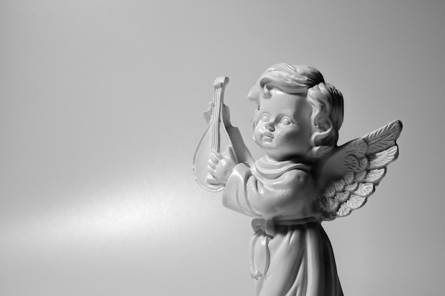 Foto conceito de morte pequeno anjo lindo chorando como símbolo de dor medo e fim da vida humana
